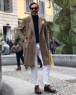 Camel Overcoat Warm Weather Outfits: This combo of a camel overcoat and white jeans spells rugged elegance and effortless style. Throw in a pair of burgundy leather brogues for a masculine aesthetic.