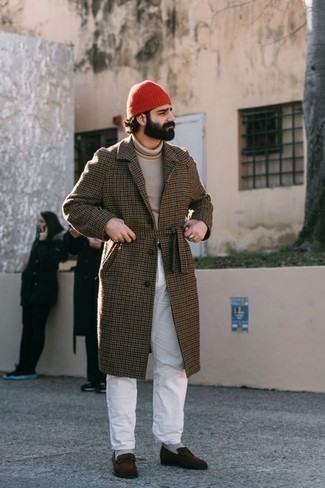 Tan Turtleneck Outfits For Men: A tan turtleneck and white jeans are an easy way to infuse effortless cool into your day-to-day styling collection. And if you need to immediately step up this look with footwear, complement this ensemble with a pair of dark brown suede loafers.
