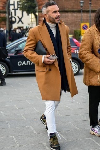 White Turtleneck Outfits For Men After 40: Go for a white turtleneck and white jeans to put together an interesting and modern-looking relaxed casual ensemble. Olive athletic shoes add edginess to this ensemble. So if you need dressing tips for gentlemen over 40, this combination is a good example.