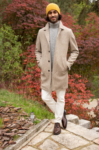 Camel Overcoat Smart Casual Outfits: This combo of a camel overcoat and white jeans oozes elegant menswear style. Let your outfit coordination expertise truly shine by rounding off this look with a pair of dark brown leather brogues.