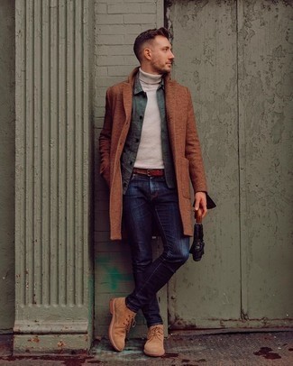 Beige Turtleneck Outfits For Men: This relaxed combo of a beige turtleneck and navy jeans can only be described as incredibly stylish. On the footwear front, this outfit pairs perfectly with tan suede desert boots.