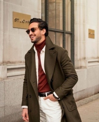 Burgundy Turtleneck Chill Weather Outfits For Men: A burgundy turtleneck and white jeans will introduce serious style into your daily off-duty arsenal.