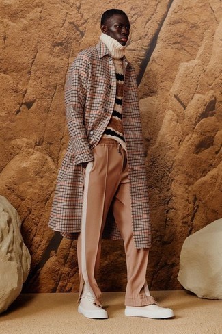 Men's Outfits 2022: This relaxed casual combination of a camel houndstooth overcoat and tan sweatpants is a tested option when you need to look cool but have no time. Let your styling savvy really shine by finishing your ensemble with a pair of beige leather low top sneakers.