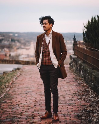 Dark Brown Dress Pants Outfits For Men: A dark brown overcoat and dark brown dress pants are among the foundations of a versatile wardrobe. If in doubt as to the footwear, complement your ensemble with brown leather oxford shoes.