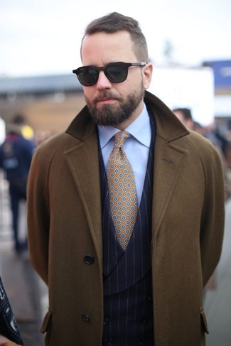 Mustard Tie Outfits For Men: Rock an olive overcoat with a mustard tie and you'll look like a true style expert.