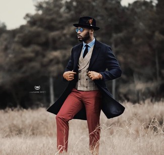 Red Dress Pants Outfits For Men: A navy overcoat and red dress pants make for the ultimate sharp style.