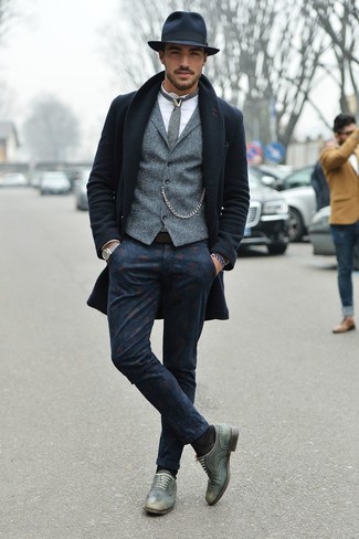 Marrying a navy overcoat and navy print chinos is a fail-safe way to infuse your styling lineup with some manly refinement. Round off with a pair of grey leather oxford shoes to upgrade your getup.