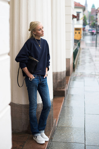 Navy Boyfriend Jeans Outfits: A navy oversized sweater and navy boyfriend jeans are awesome items to have in your day-to-day off-duty routine. If not sure about the footwear, complete this ensemble with grey slip-on sneakers.