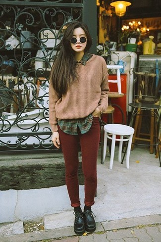 Oxford Shoes Outfits For Women In Their 20s: Pair a brown oversized sweater with burgundy skinny jeans to get a relaxed casual yet stylish outfit. Add a pair of oxford shoes to the equation for an instant style upgrade.