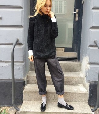 Grey Wide Leg Pants Outfits: This casual combination of a black knit oversized sweater and grey wide leg pants takes on different nuances according to how it's styled. For a truly modern hi-low mix, add a pair of black leather loafers to this getup.