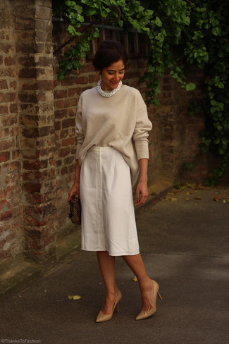 Tan Leather Pumps Outfits: On days when comfort is above all, this combo of a beige oversized sweater and a white midi skirt is a winner. Kick up the formality of your getup a bit with tan leather pumps.