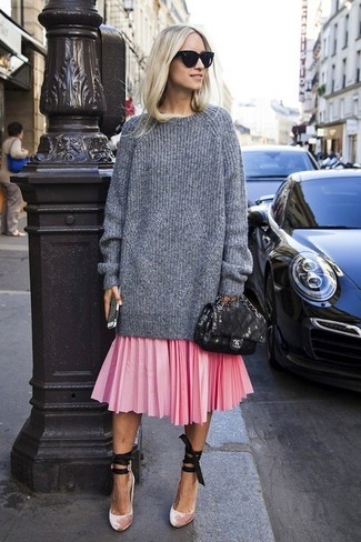 Grey Knit Oversized Sweater Outfits: Marrying a grey knit oversized sweater with a pink pleated midi skirt is an amazing option for a casually edgy ensemble. For a stylish hi-low mix, add pink velvet pumps to the mix.