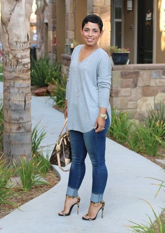 Grey Oversized Sweater Outfits: Marry a grey oversized sweater with blue skinny jeans for a relaxed twist on off-duty ensembles. Dial up the formality of this ensemble a bit by finishing with tan leopard suede heeled sandals.