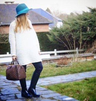 Women's White Textured Oversized Sweater, Navy Skinny Jeans, Black Rain Boots, Dark Brown Check Canvas Tote Bag