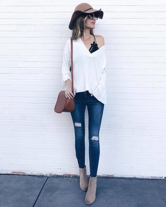 Brown Crossbody Bag Outfits: Perfect the casually stylish getup by opting for a white oversized sweater and a brown crossbody bag. Grey suede ankle boots will infuse an added dose of class into an otherwise all-too-common look.