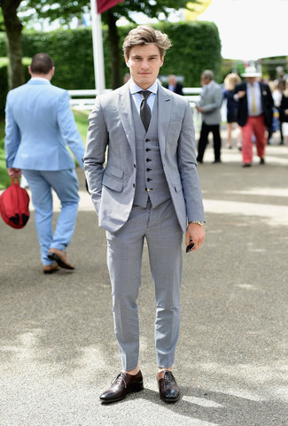 Grey Three Piece Suit Outfits: 