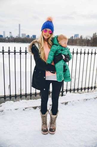 Snow Boots Outfits For Women: The formula for a knockout off-duty look? A black parka with black skinny jeans. Rounding off with snow boots is an effective way to infuse a fun feel into this look.