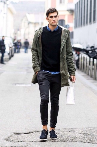 Dark Green Parka Outfits For Men: Make a dark green parka and black chinos your outfit choice to put together an interesting and modern-looking casual outfit. To bring an easy-going vibe to this ensemble, complement your ensemble with black athletic shoes.
