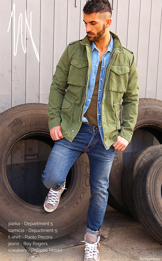 Olive Lightweight Parka Outfits For Men: An olive lightweight parka and blue jeans are awesome menswear elements to have in your daily fashion mix. The whole ensemble comes together perfectly when you introduce a pair of brown leather high top sneakers to this getup.
