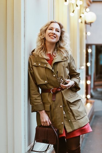 Brown Tights Outfits: Busy off-duty days call for a simple yet stylish ensemble, such as an olive parka and brown tights. On the shoe front, go for something on the classier end of the spectrum by finishing with a pair of dark brown suede over the knee boots.