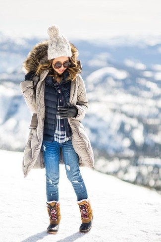 Snow Boots Outfits For Women: A beige parka and blue ripped skinny jeans are great must-haves that will integrate well within your current styling collection. A pair of snow boots is a foolproof footwear option that's full of character.
