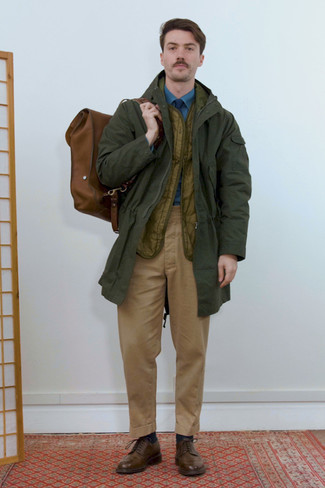 Olive Quilted Gilet Outfits For Men: An olive quilted gilet and khaki chinos are great menswear essentials that will integrate nicely within your current routine. Complement this outfit with dark brown leather brogues for a touch of refinement.