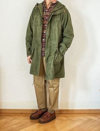 Olive Lightweight Parka Outfits For Men: Wear an olive lightweight parka with khaki chinos to show off your styling credentials. To add a bit of classiness to this outfit, complement your ensemble with brown leather desert boots.