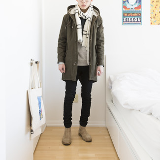 Olive Lightweight Parka Outfits For Men: For an outfit that's super simple but can be styled in a great deal of different ways, make an olive lightweight parka and black skinny jeans your outfit choice. To introduce a little flair to your outfit, introduce a pair of beige suede chelsea boots to the equation.