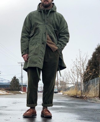 Olive Lightweight Parka Outfits For Men: This combination of an olive lightweight parka and olive corduroy chinos is a safe and very fashionable bet. You could go down a more elegant route on the shoe front by rounding off with brown leather desert boots.