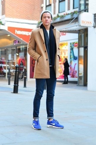 A tan pea coat and navy skinny jeans are a savvy combination worth having in your off-duty arsenal. Rev up this ensemble by slipping into a pair of blue suede athletic shoes.
