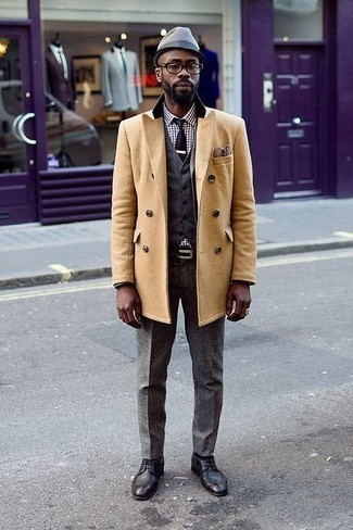 White and Brown Pocket Square Outfits: If you're looking for a relaxed but also on-trend ensemble, reach for a tan pea coat and a white and brown pocket square. Feeling inventive? Lift up this outfit by finishing with black leather brogues.