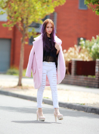White and Black Skinny Jeans Outfits: For a never-failing casual option, you can't go wrong with this combination of a pink coat and white and black skinny jeans. This getup is completed nicely with beige leather pumps.