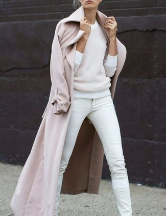 Pink Coat Outfits For Women: Take your off-duty style up a notch by wearing a pink coat and white skinny jeans.