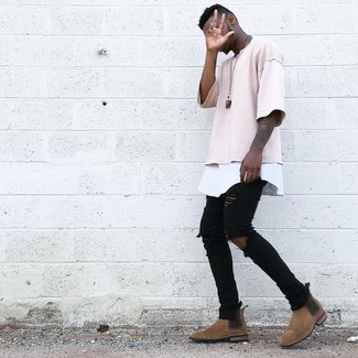 Brown Suede Chelsea Boots Outfits For Men: A pink crew-neck t-shirt and black ripped skinny jeans are wonderful menswear staples that will integrate perfectly within your current casual repertoire. Channel your inner David Beckham and add a pair of brown suede chelsea boots to your look.