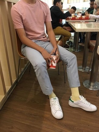 Mustard Socks Outfits For Men: A pink crew-neck t-shirt and mustard socks are essential in any man's functional casual wardrobe. Let your styling savvy truly shine by completing your getup with a pair of white leather low top sneakers.