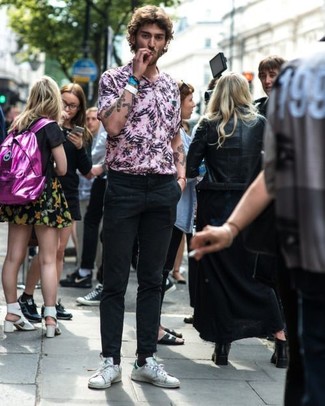 Black Chinos Hot Weather Outfits: If you're looking to take your casual game to a new level, dress in a pink print polo and black chinos. If you're wondering how to finish, introduce a pair of white low top sneakers to the equation.