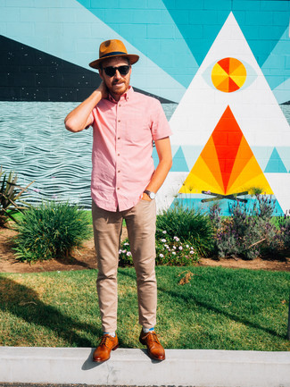 Pink Short Sleeve Shirt Outfits For Men: If you like comfortable menswear, rock a pink short sleeve shirt with beige chinos. Complement this outfit with a pair of brown leather derby shoes to completely spice up the ensemble.
