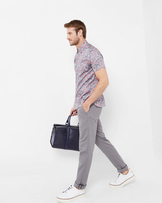 Pink Short Sleeve Shirt Outfits For Men: Inject new life into your day-to-day casual lineup with a pink short sleeve shirt and grey chinos. Let your styling savvy really shine by finishing off this outfit with white leather low top sneakers.