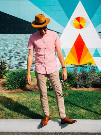 Men's Pink Short Sleeve Shirt, Khaki Chinos, Tobacco Leather Derby Shoes, Tobacco Straw Hat