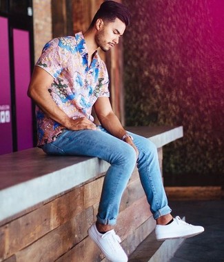 Pink Short Sleeve Shirt Outfits For Men: A pink short sleeve shirt and light blue skinny jeans are a great getup to add to your current routine. The whole getup comes together perfectly when you introduce a pair of white canvas low top sneakers to the equation.
