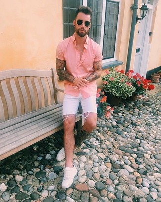 Pink Short Sleeve Shirt Outfits For Men: A pink short sleeve shirt and white denim shorts paired together are a match made in heaven for those who love off-duty styles. This outfit is rounded off wonderfully with a pair of white leather low top sneakers.