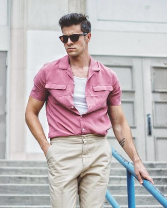Pink Short Sleeve Shirt Outfits For Men: Why not marry a pink short sleeve shirt with beige chinos? Both pieces are very comfortable and will look cool when paired together.