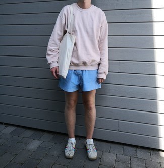 Pink Sweatshirt Outfits For Men: A pink sweatshirt and light blue shorts will bring serious style to your day-to-day casual routine. When in doubt about the footwear, complete this outfit with grey print suede low top sneakers.