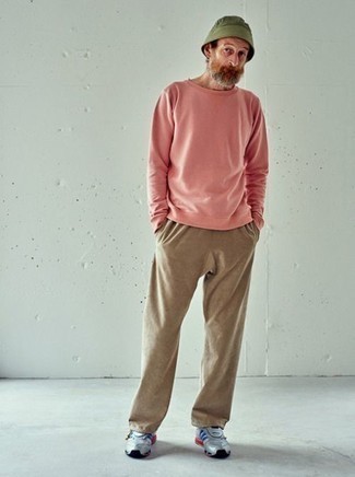 Olive Bucket Hat Outfits For Men: Infuse style into your current rotation with a pink sweatshirt and an olive bucket hat. Complete this look with grey athletic shoes et voila, the outfit is complete.
