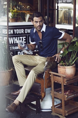 Navy and White Polo Outfits For Men: The styling capabilities of a navy and white polo and khaki chinos ensure you'll have them on constant rotation in your menswear arsenal. Introduce a pair of brown leather derby shoes to the equation for a dash of elegance.