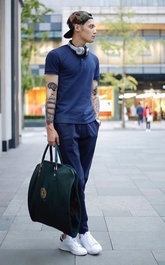Olive Canvas Tote Bag Outfits For Men: A navy polo and an olive canvas tote bag will add extra cool to your day-to-day off-duty fashion mix. Want to dial it up with footwear? Complete this ensemble with white leather low top sneakers.