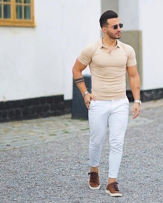 Brown Leather Low Top Sneakers Outfits For Men: This combination of a beige polo and white chinos will hallmark your expertise in men's fashion even on lazy days. The whole outfit comes together really well if you add brown leather low top sneakers to this look.