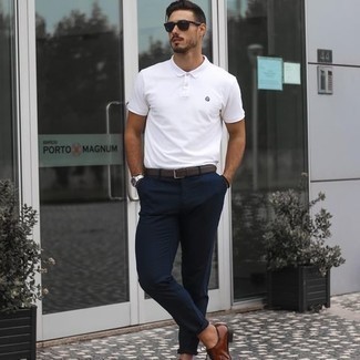 Dark Brown Leather Belt Hot Weather Outfits For Men: Go for a white polo and a dark brown leather belt for an easy-to-create outfit. To bring a bit of flair to this ensemble, complete this getup with a pair of brown leather oxford shoes.