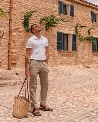 Tan Canvas Tote Bag Outfits For Men: The mix-and-match capabilities of a white polo and a tan canvas tote bag ensure you'll have them on permanent rotation in your wardrobe. Let your sartorial savvy truly shine by complementing your outfit with a pair of dark brown leather sandals.