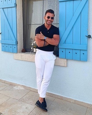 43 Dressy Hot Weather Outfits For Men: Go for a navy polo and white dress pants to ooze masculine sophistication and class. Inject this look with a bit of polish by rounding off with a pair of navy suede tassel loafers.